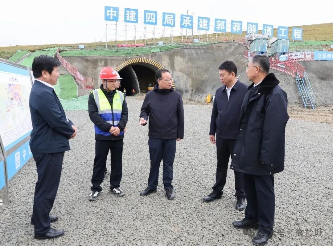 甘南州委书记张泽武调研甘南G0611高速公路项目.jpg