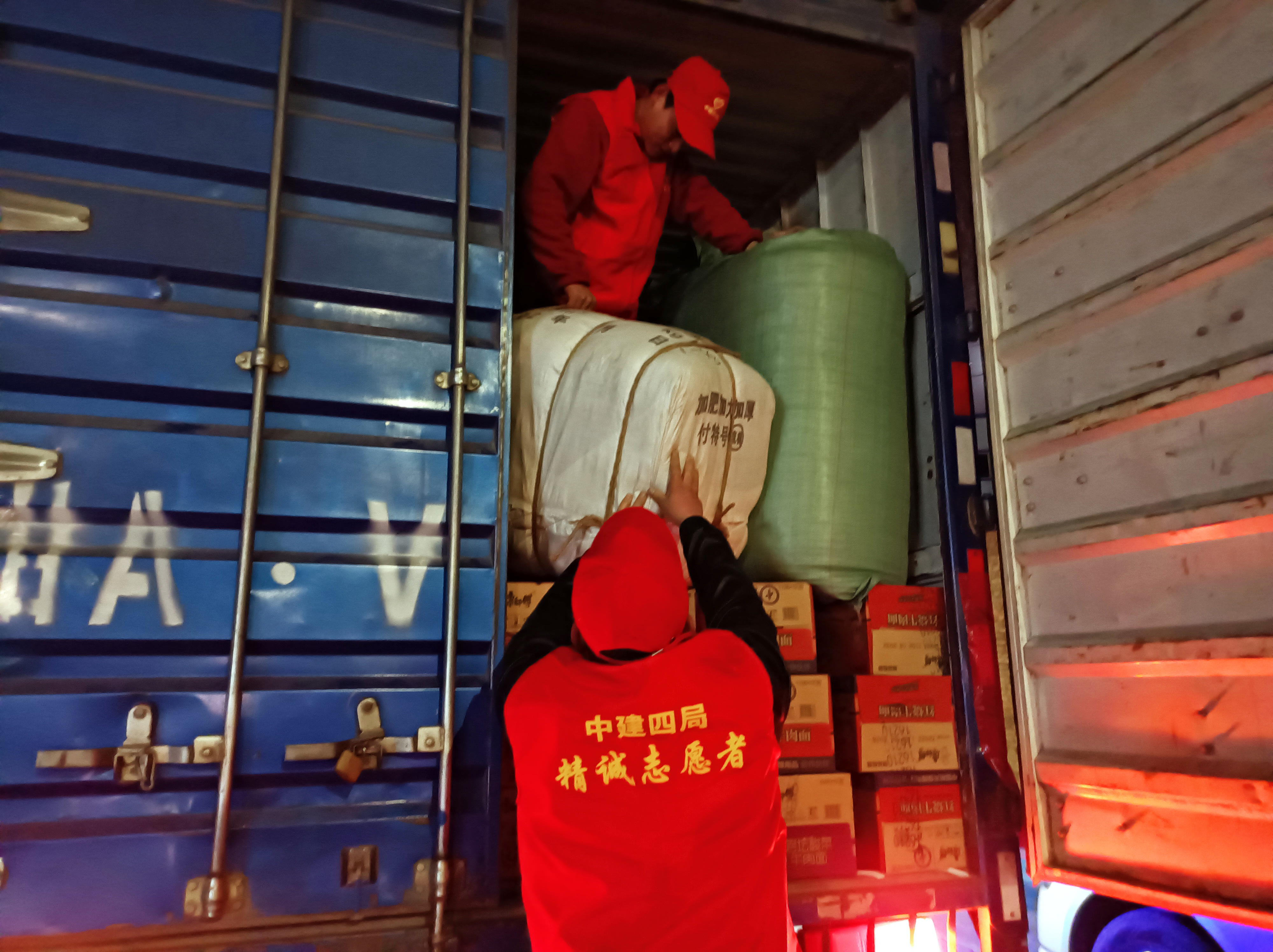 第一时间筹备物资赶往灾区2.jpg