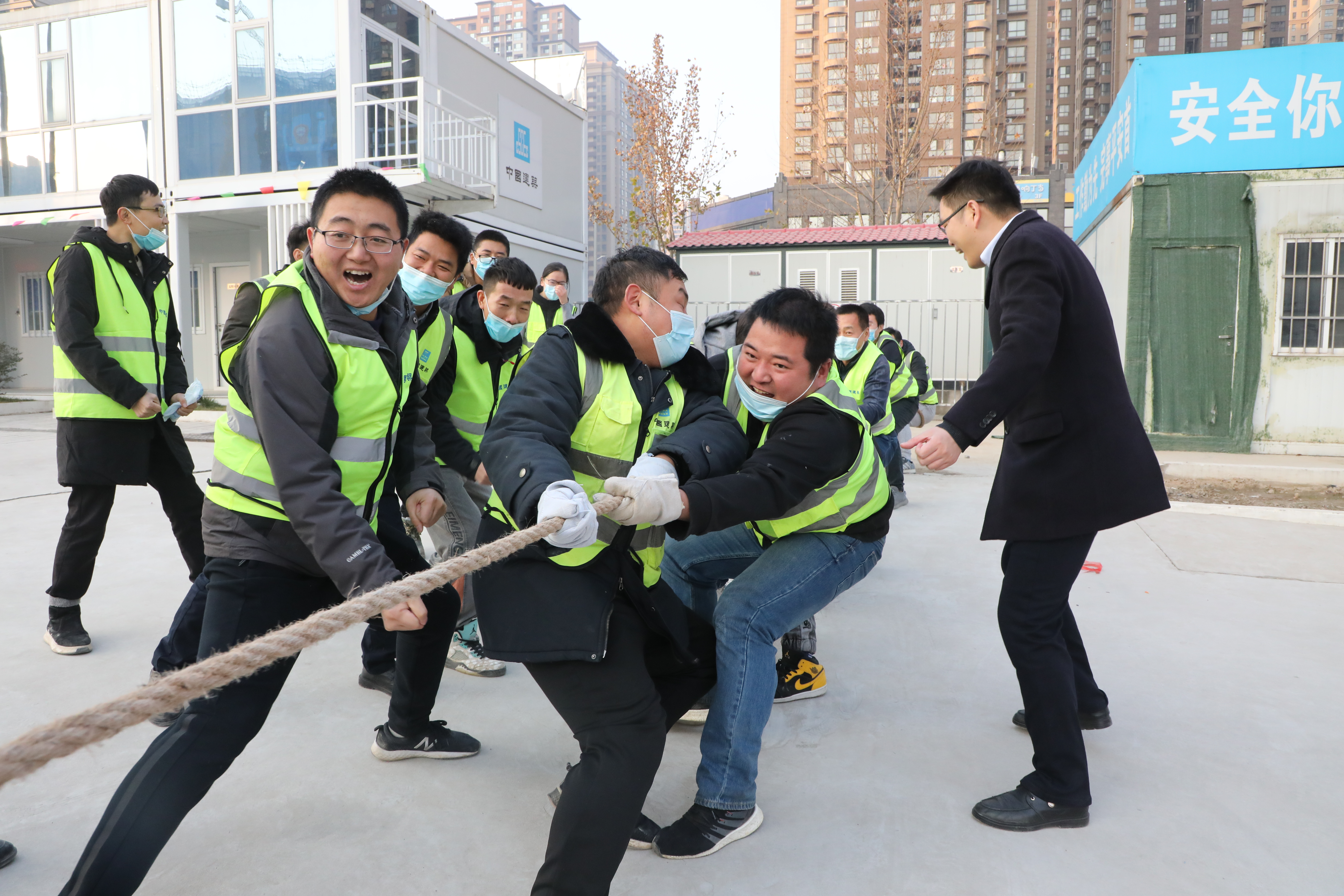 冬至当天，西安分公司高新尚品项目与金泰新理城项目开展了拔河活动，最终高新尚品项目以2：0获得胜利！.JPG