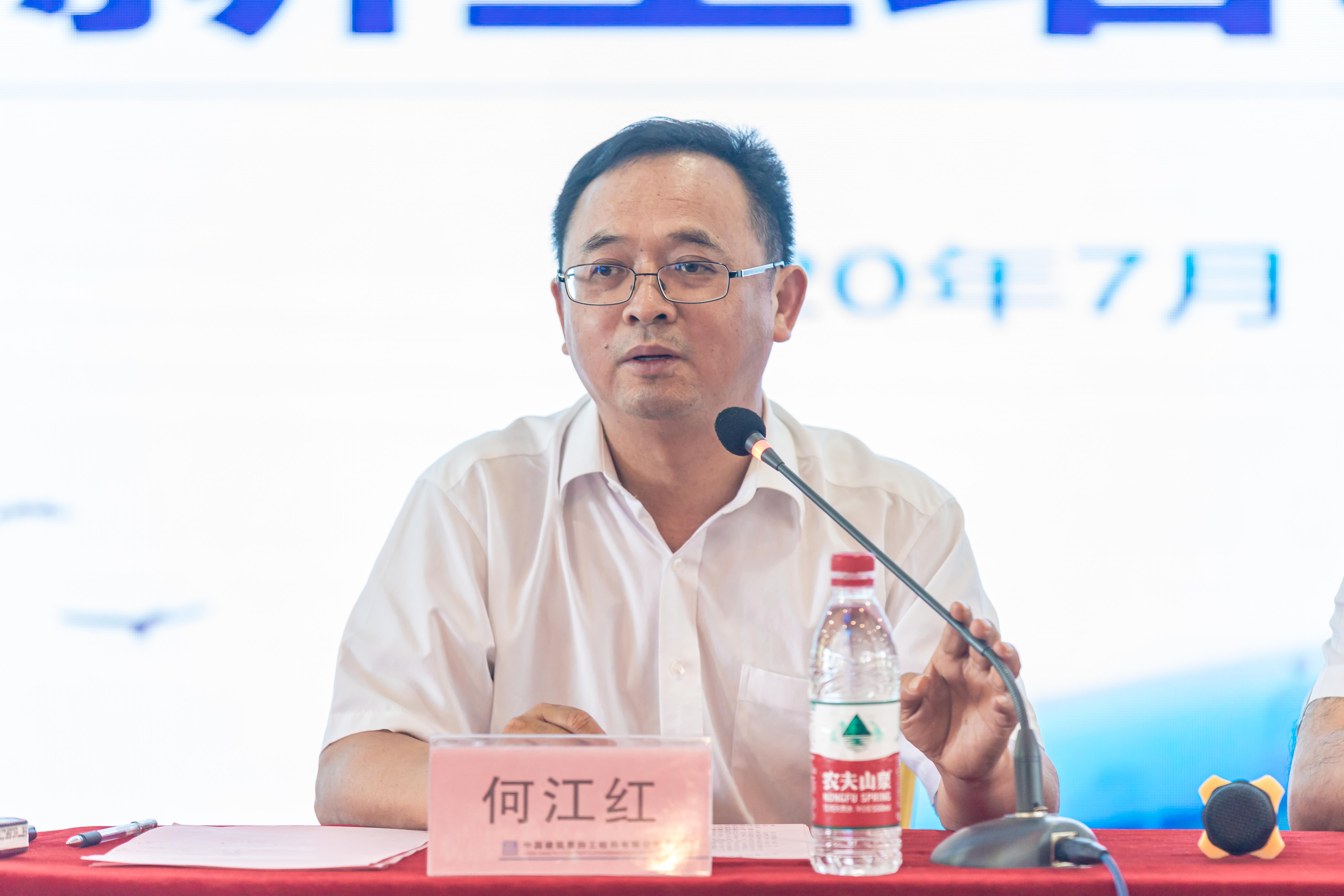 何总个人照.jpg